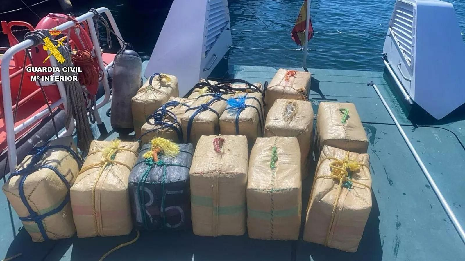 Los fardos de hachís localizados por la Guardia Civil en aguas del Estrecho.