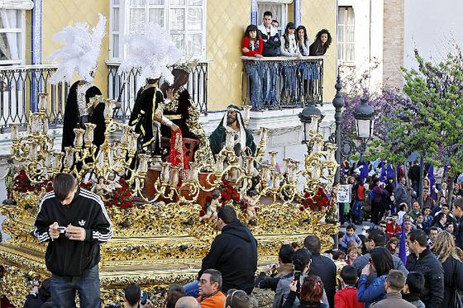 Cientos de gaditanos rinden pleitesía al paso de Cigarreras. /Fotos: Julio González