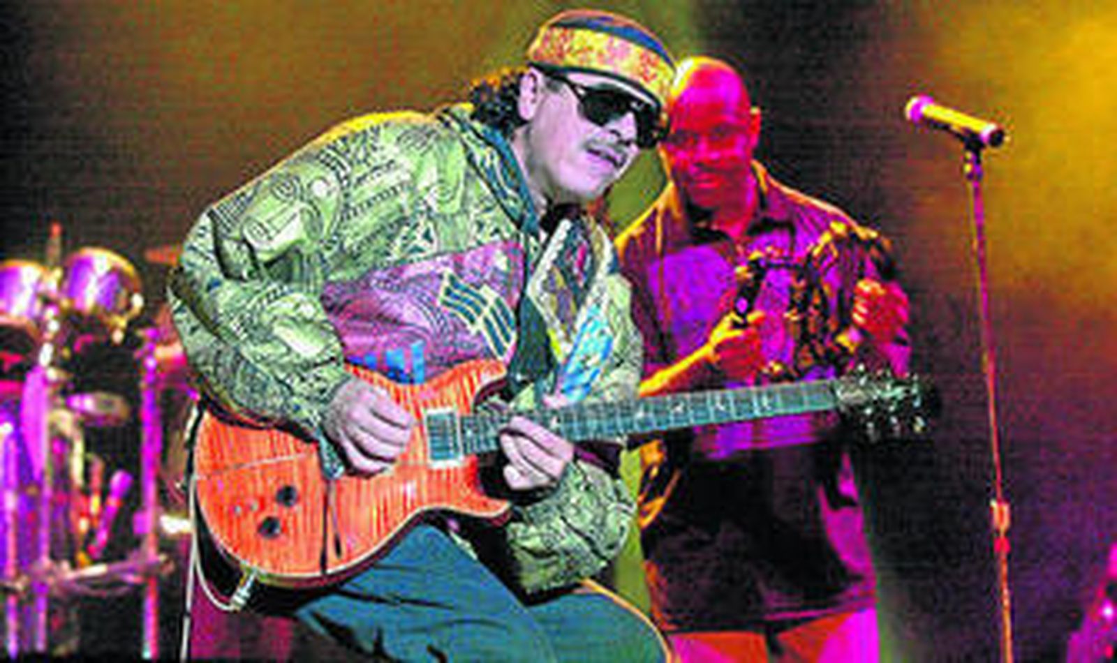 El guitarrista mexicano Carlos Santana, en acción.