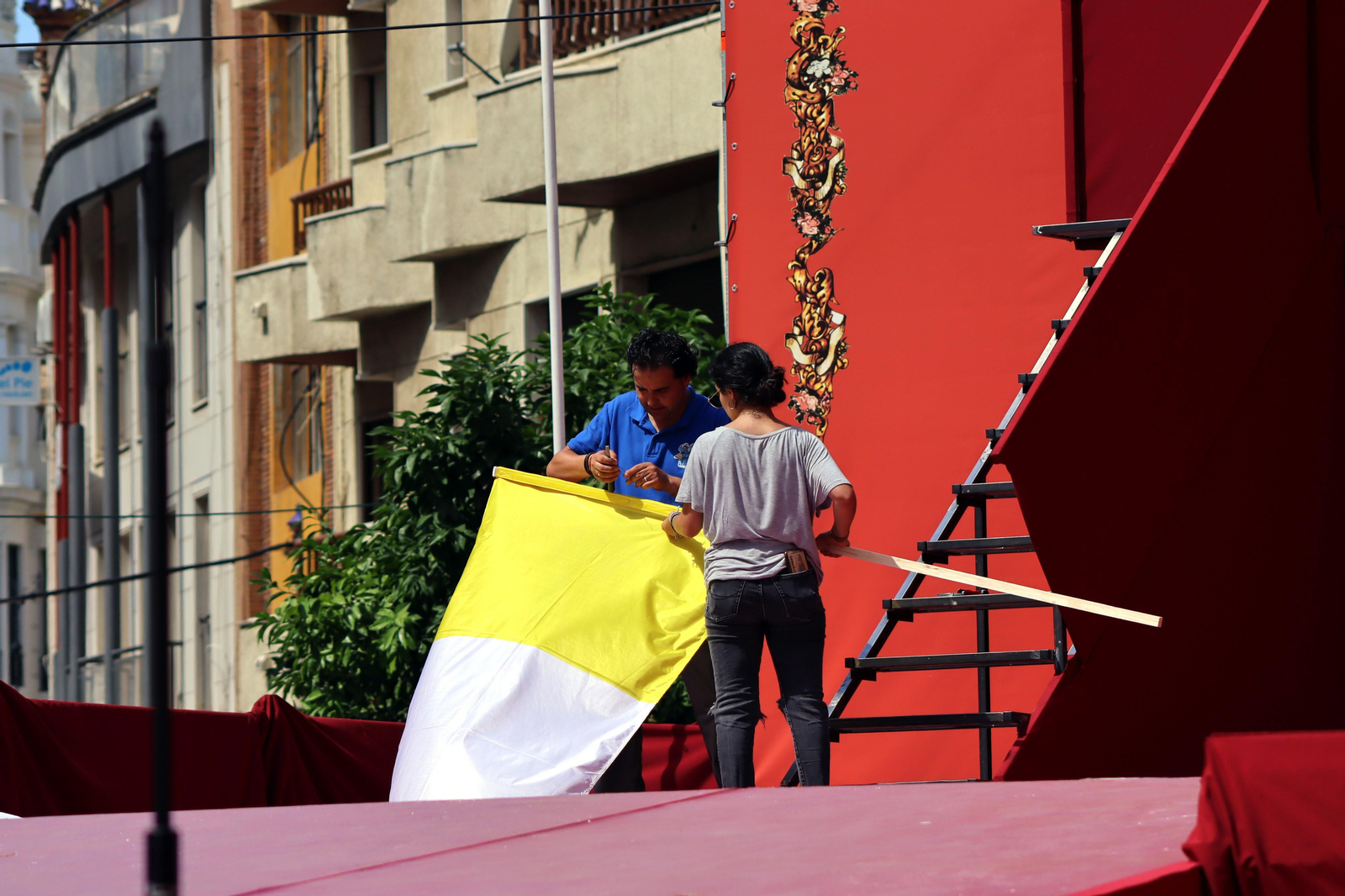 Montaje del escenario para la Coronación Canónica de María Santísima de la Amargura en Huelva