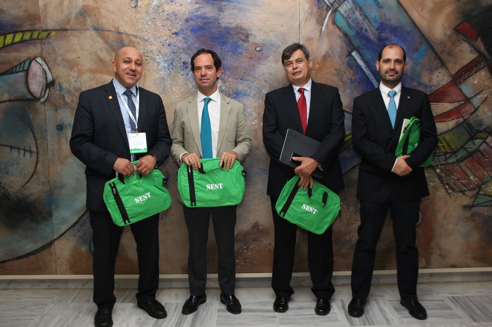 Hossam A. Gabbar, Profesor de la University of Ontario Institute of Technology de Canadá; José Guadix, Director General de Transferencia de Conocimiento de la Universidad de Sevilla; Felipe Rosa, Profesor de la Escuela Técnica Superior de Ingeniería de la Universidad de Sevilla; y Daniel García-Vallejo, Sudirector de Innovación Docente de la Escuela Técnica Superior de Ingeniería de la Universidad de Sevilla.