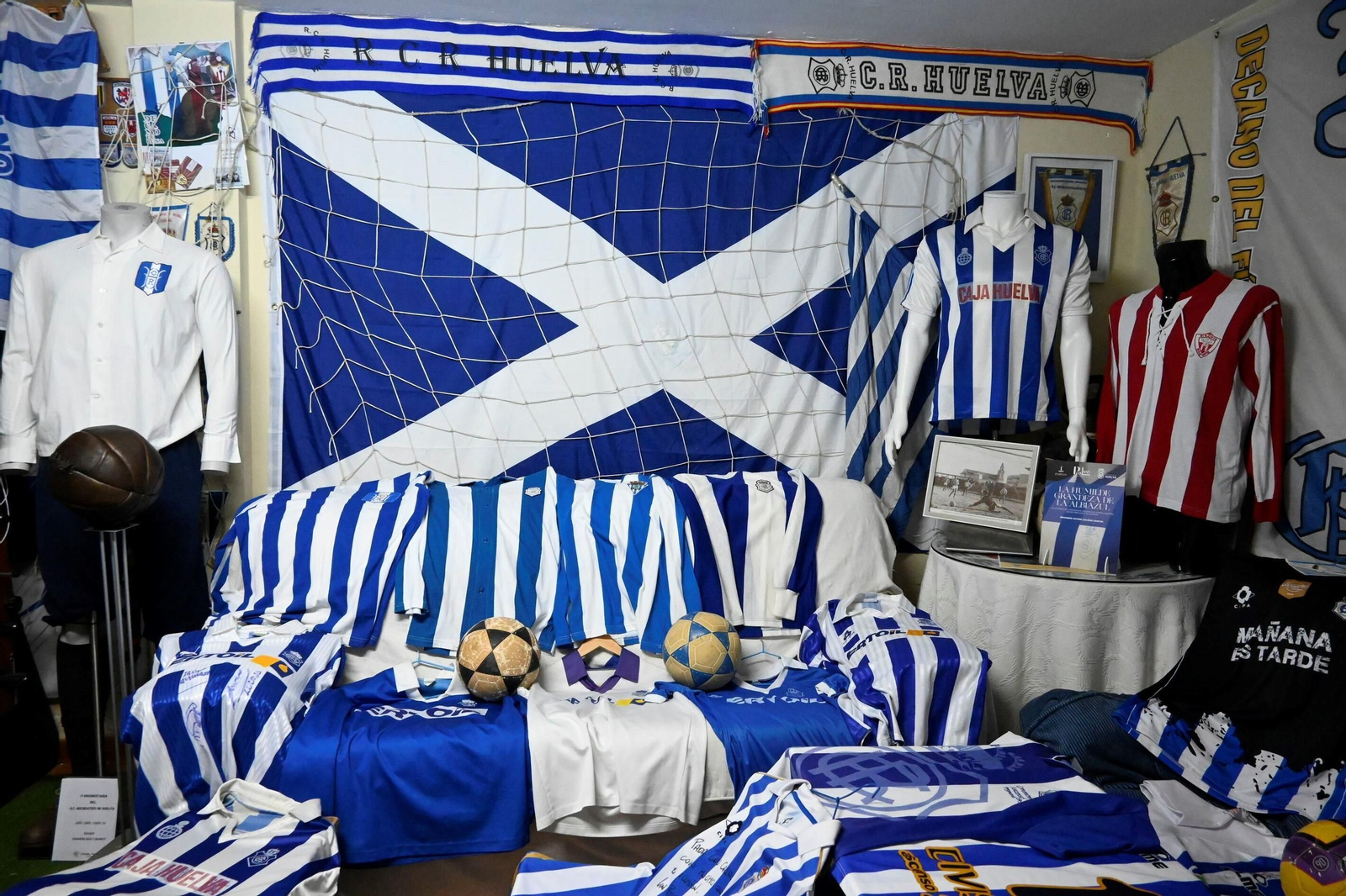 La colección de camisetas del Recreativo de Huelva de Edu Calero, en imágenes