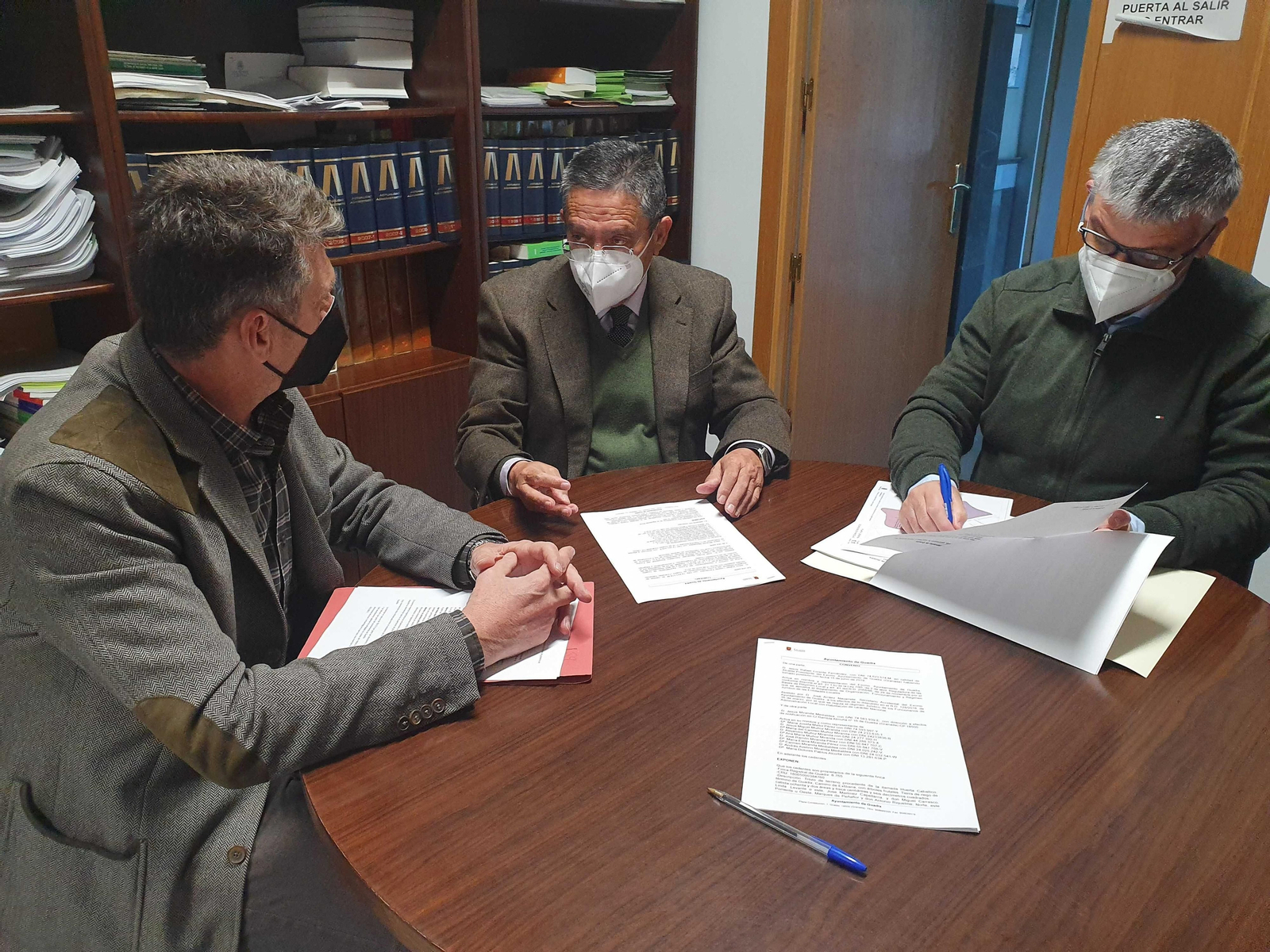 Imagen de la firma de la cesión de los terrenos para mejorar la calle Obispo Rincón