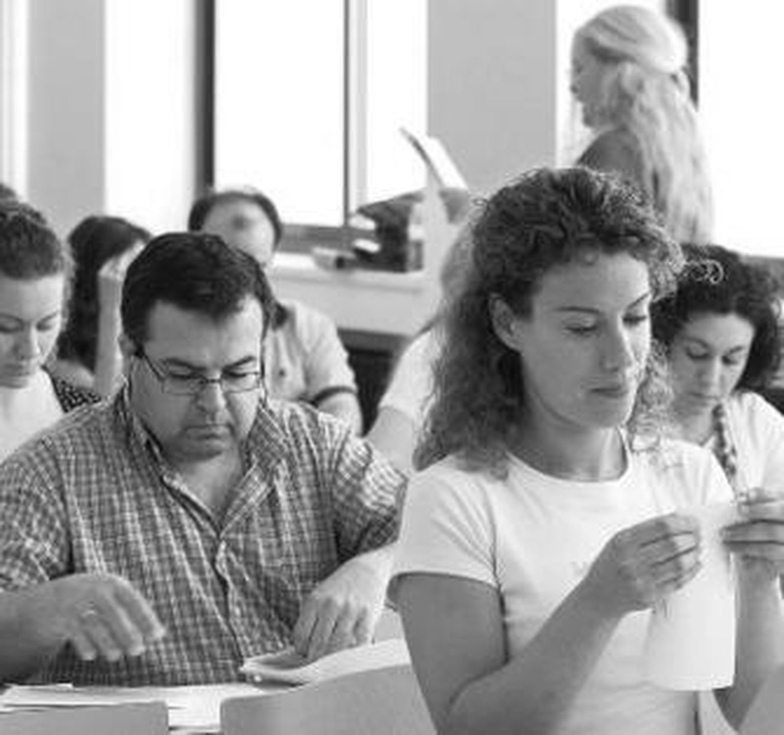 Opositores realizan su examen en un aula de Rabanales.