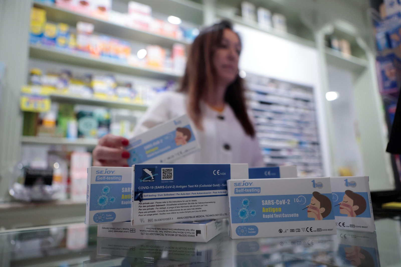 Una farmacia vende test de covid y de gripe.