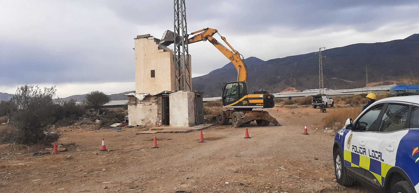 Demolición de una de las construcciones inhabitables que habían sido okupadas.