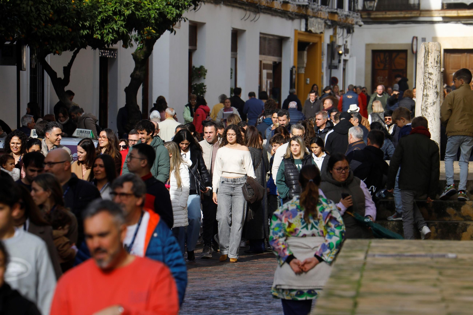 Turistas en el entorno de la Mezquita-Catedral.