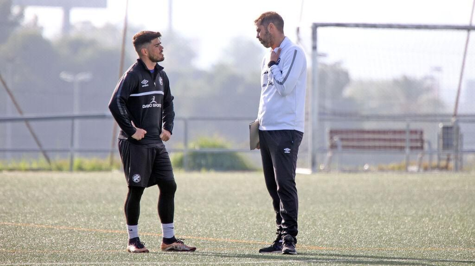 David Sánchez conversa con Carri, alta tras cumplir su sanción, en un entrenamiento.