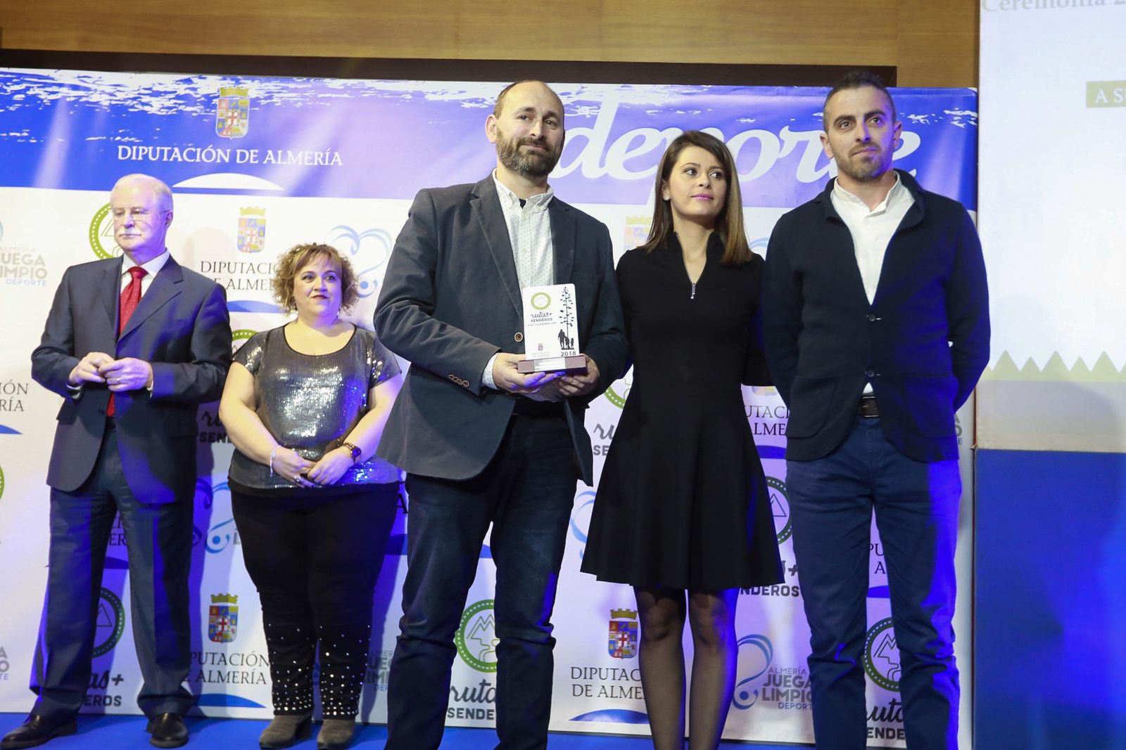 Algunos de los premiados en la gala con la diputada de deportes, Ángeles Martínez