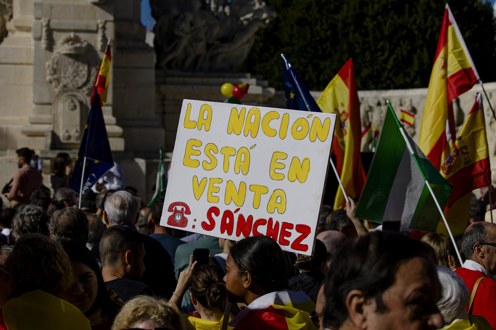 La concentración contra la amnistía en Cádiz en imágenes.