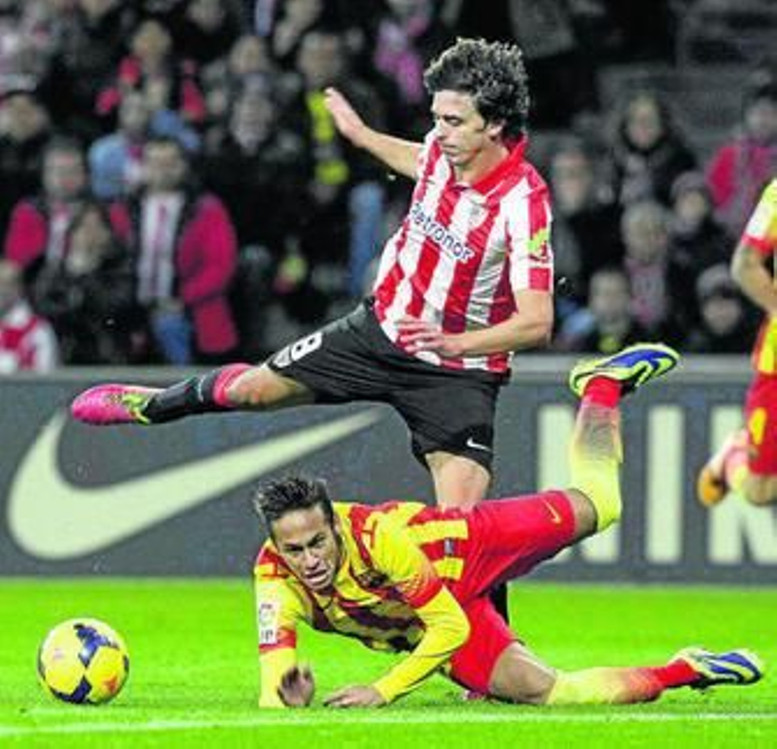 Neymar cae ante Iturraspe en la acción más polémica, pues el Barcelona pidió la roja al ser el último hombre.