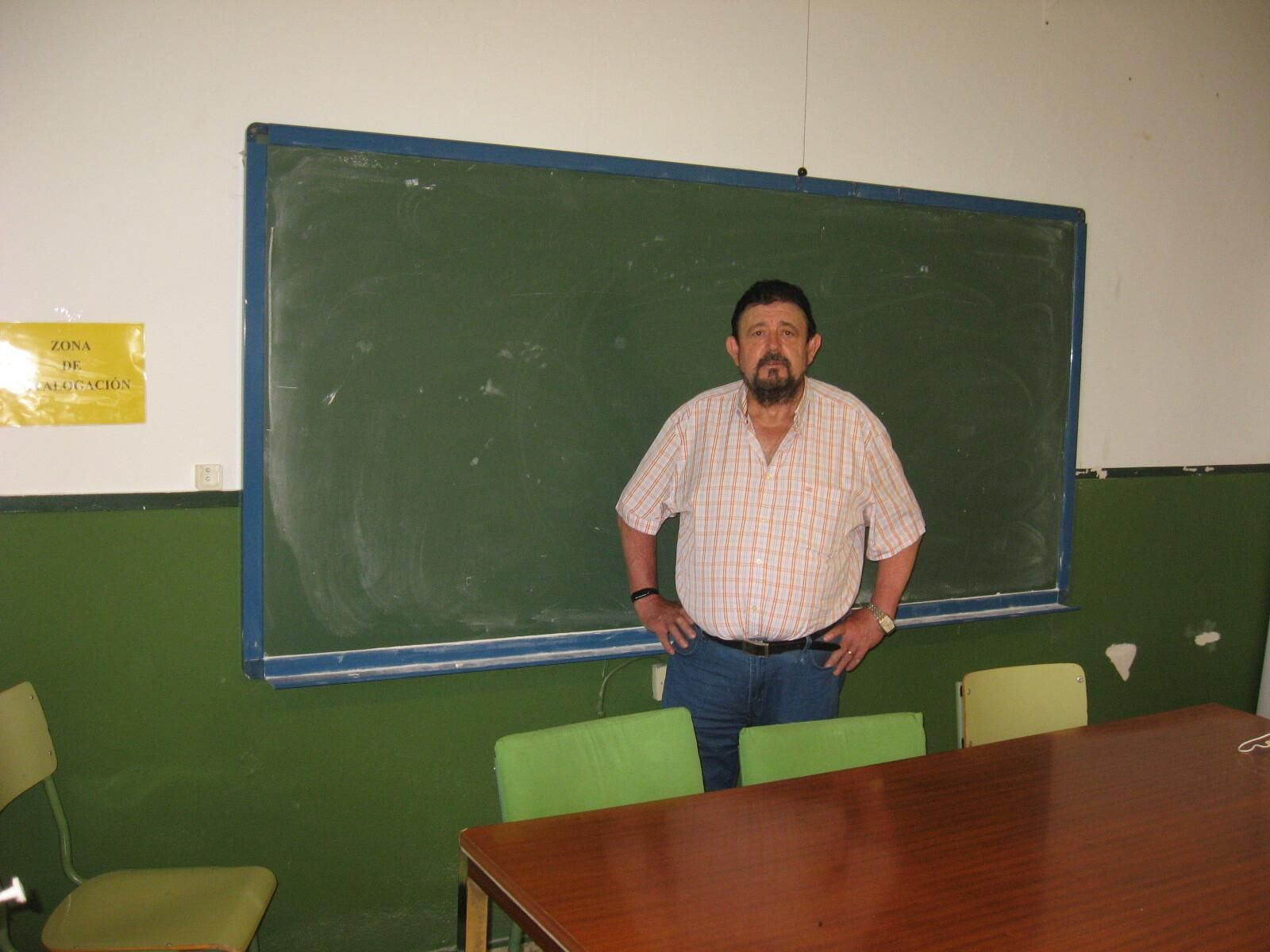 BienvenidoAyala imparte actualmente clase de Matemáticas en el instituto ‘Azcona’, a pesar de tener ya 68 años.