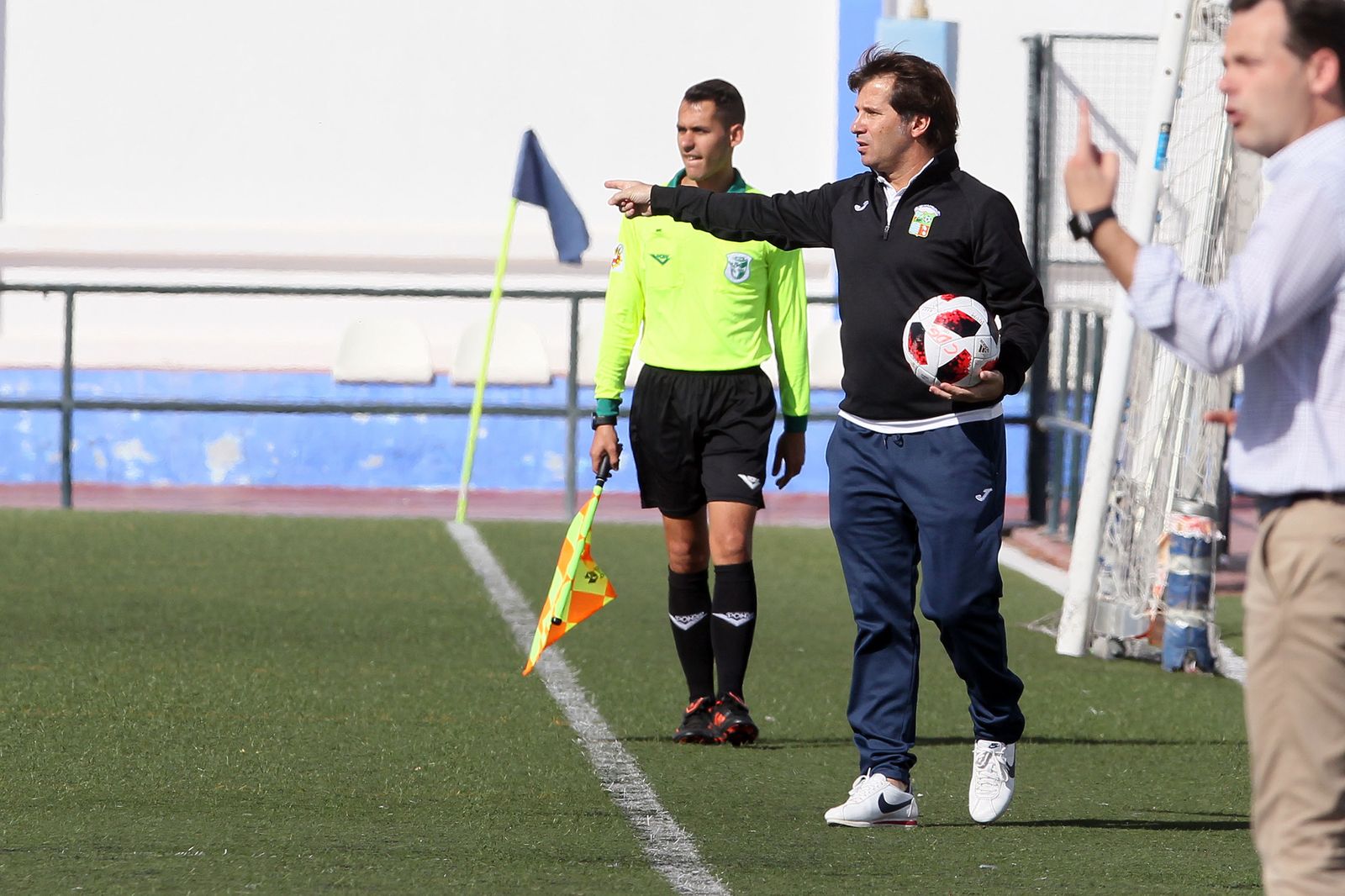 Jesús Mendoza, ayer en la banda del Fernández Marchán.