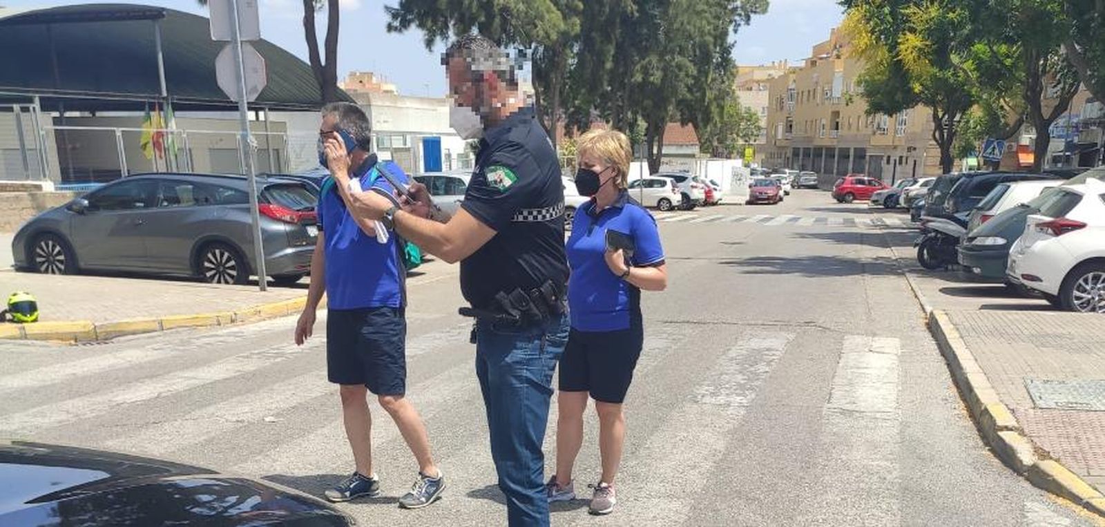 Uno de los agentes  en vaqueros, ayer en el accidente ocurrido en la avenida de la Libertad.