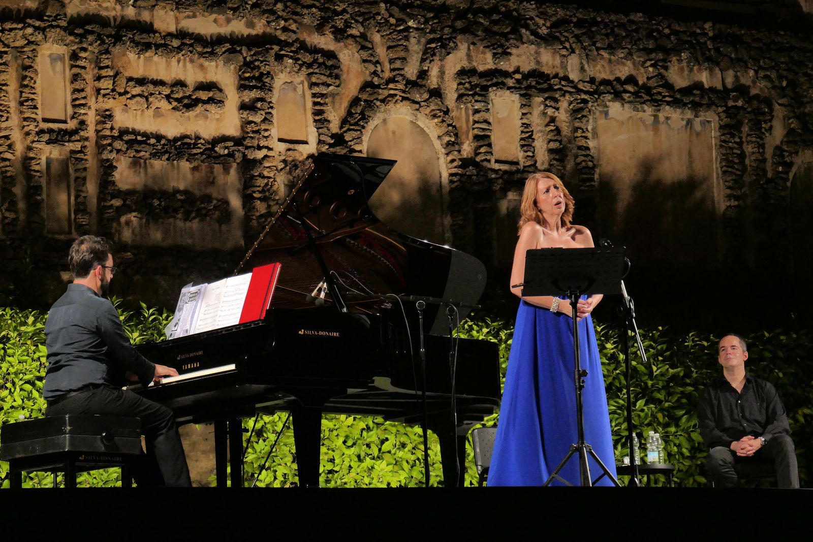 Lola Casariego canta acompañada por Francisco Soriano.