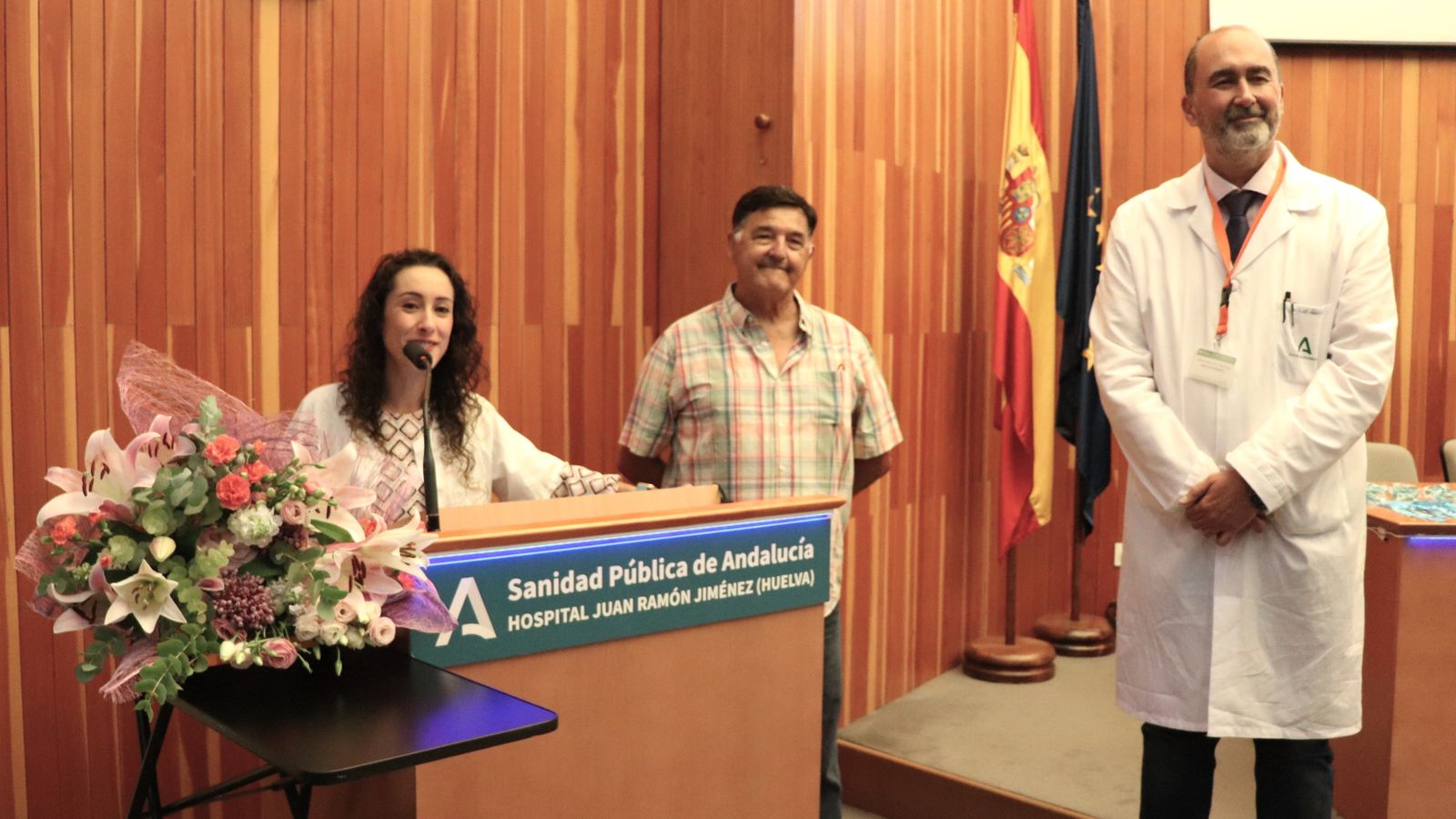 Antonio Macías, en el centro, antes de contar su testimonio, junto a Paloma Oliva y Manuel García de la Vega, coordinadora de trasplantes y gerente del hospital Juan Ramón Jiménez, respectivamente.