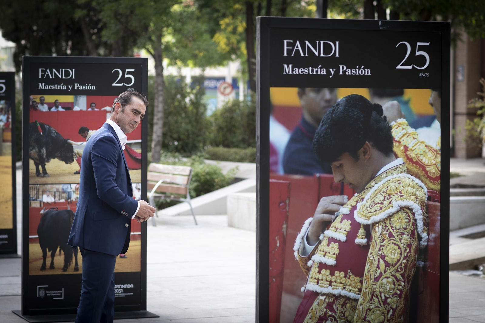 Las imágenes de la nueva exposición al aire libre que rinde homenaje a “El Fandi” en Granada