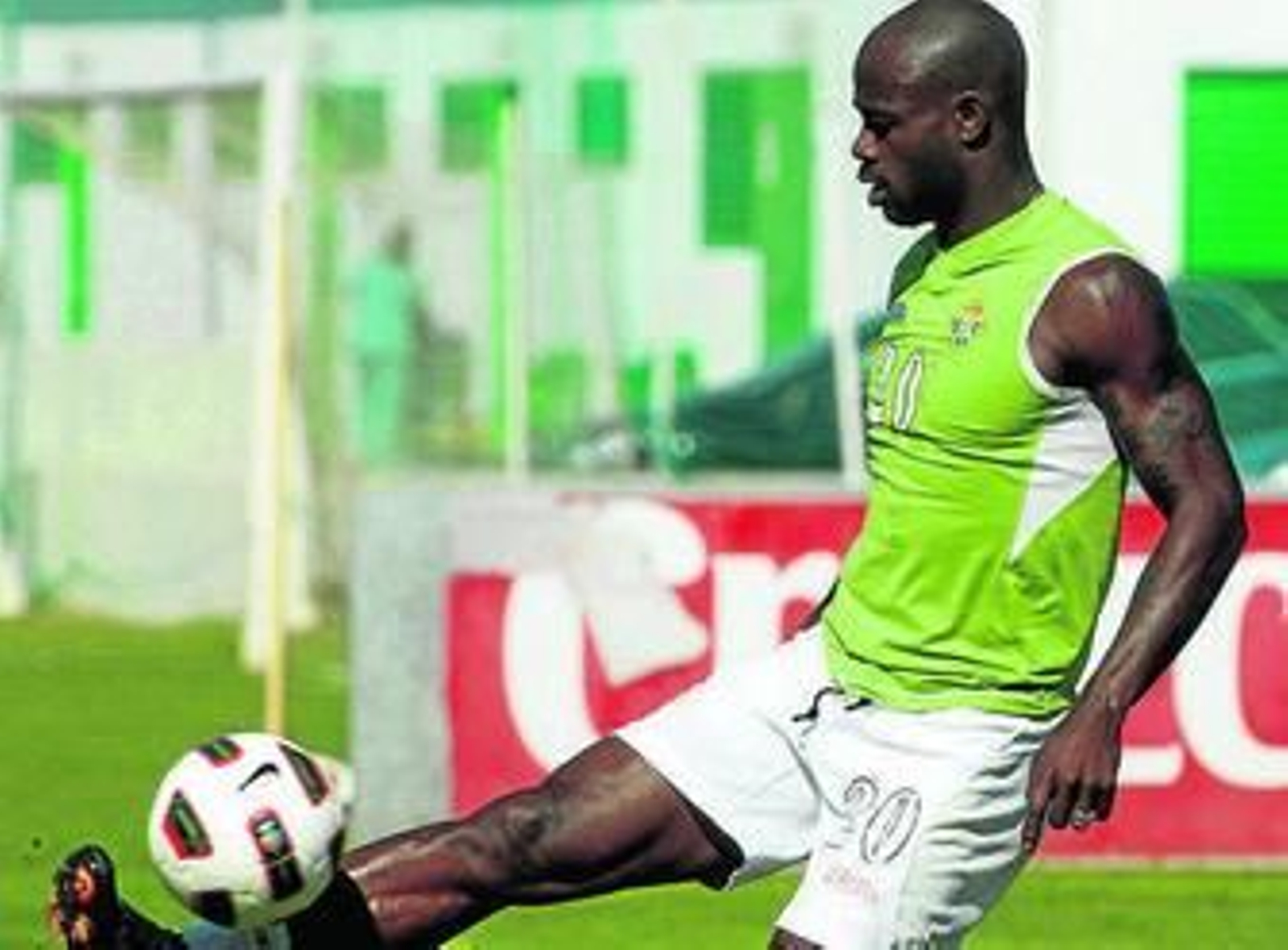 Achille Emana controla el balón en un entrenamiento.