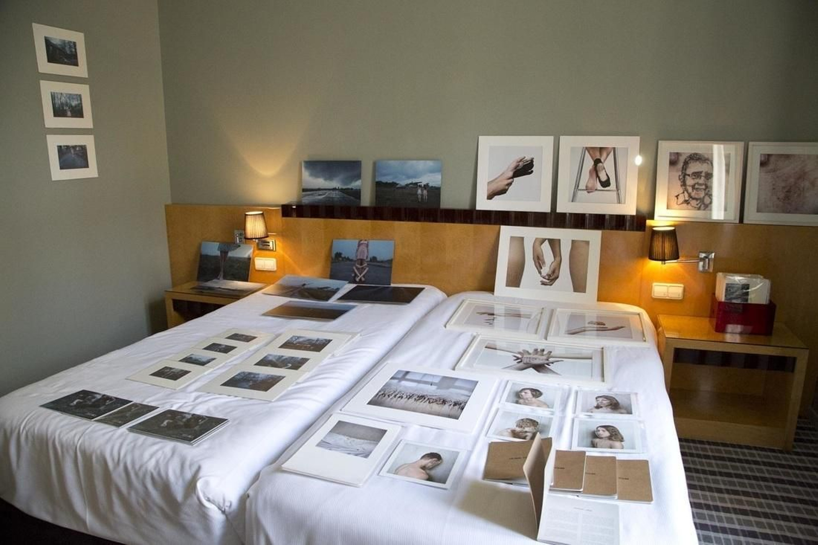Fotografías sobre las camas y el mobiliario del Hotel Room Mate Larios en Art&Breakfast 2016.