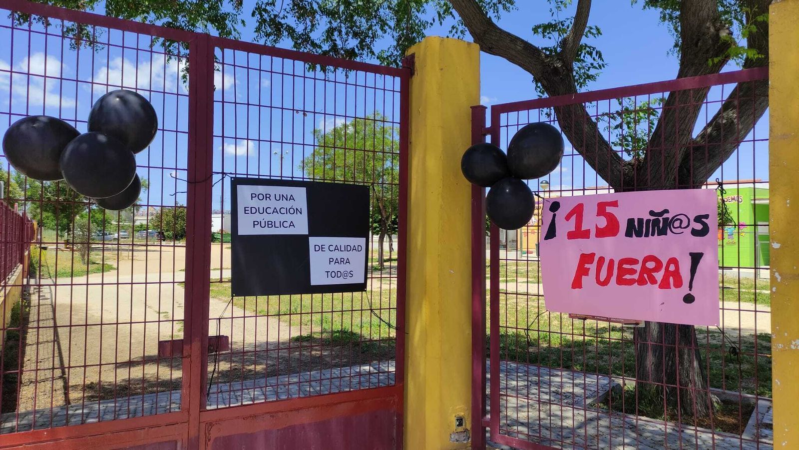 Algunas pancartas colocadas en los accesos al centro durante este miércoles.