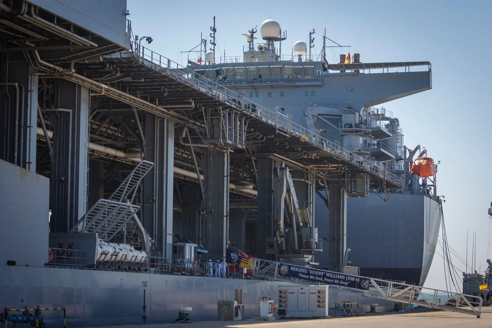 Visita de la Ministra de Defensa a Rota: el USS ‘Hershel Woody Williams’ y en Centro de Supervivencia de la Armada