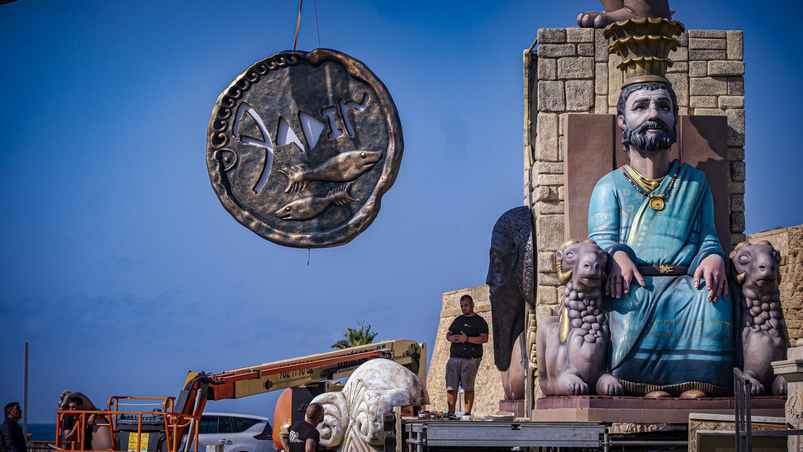 Montaje del monumento fenicio en las Puertas de Tierra realizado por el artista Alejandro Santaeulalia.