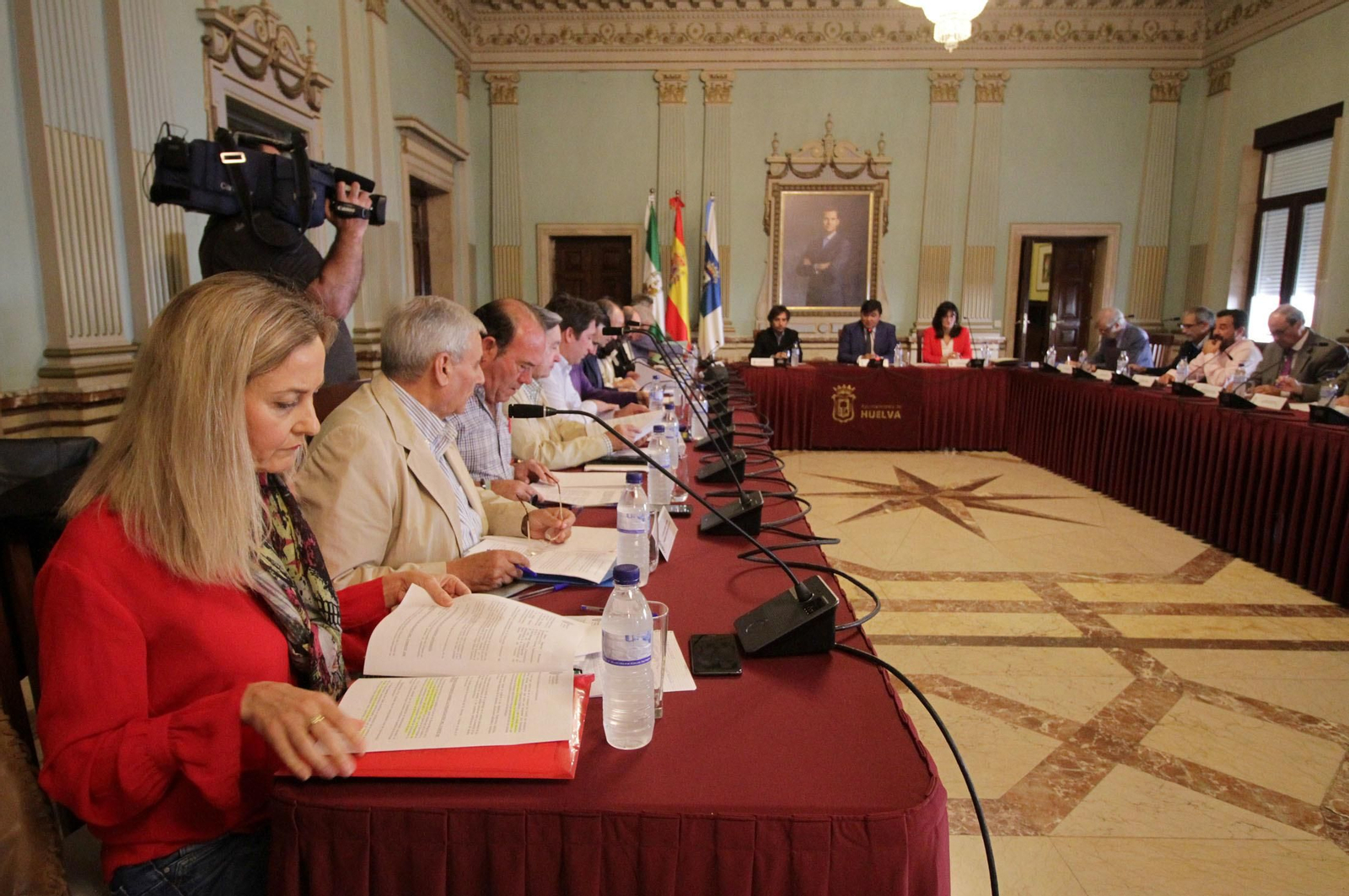 Imágenes de la Mesa de los Fosfoyesos celebrada en el ayuntamiento