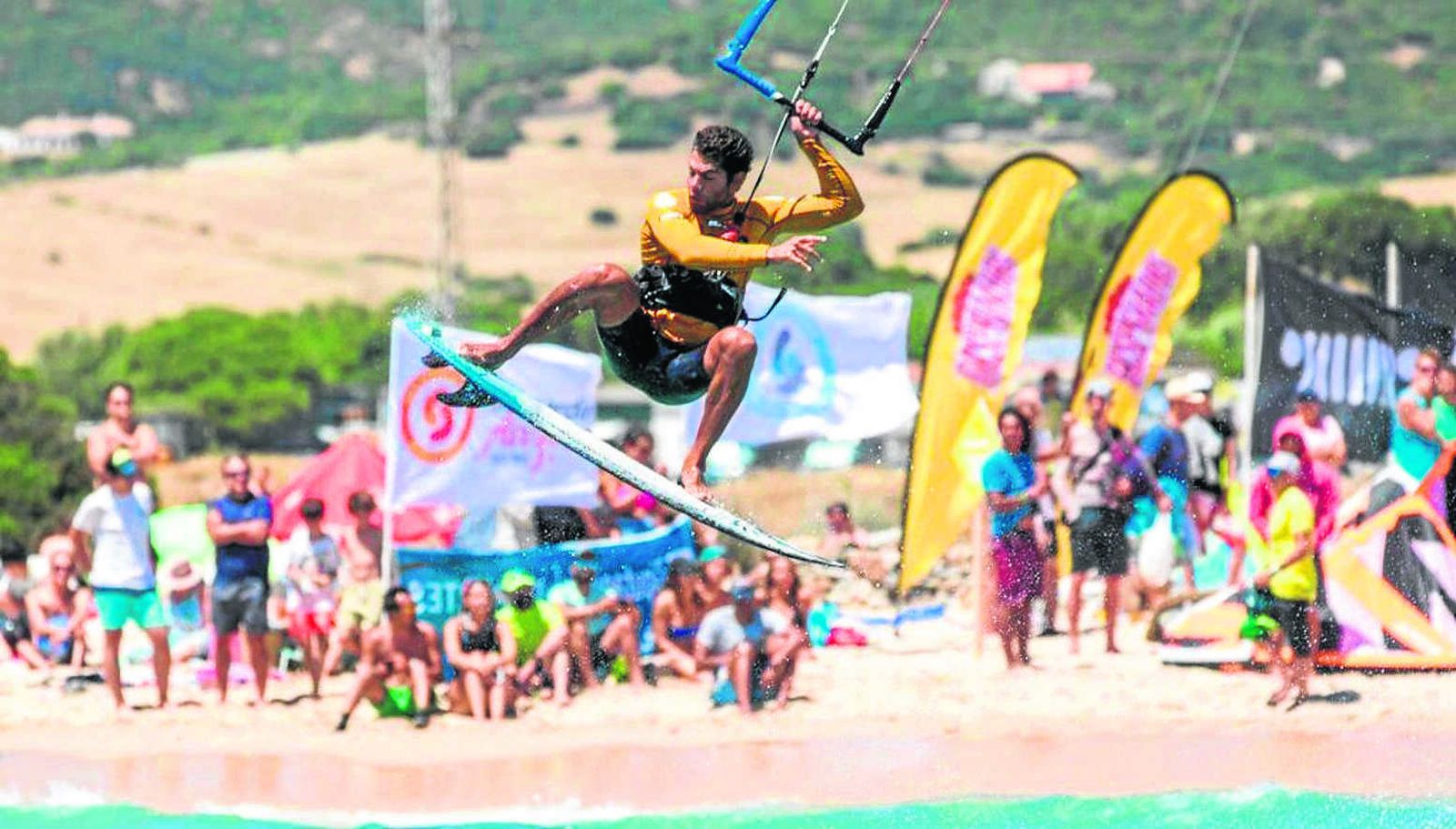 El kitesurf es una de las modalidades más demandadas en Tarifa por los turistas y los propios vecinos.