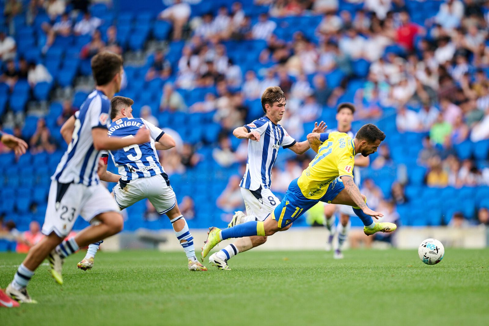 Suso, en el partido de la primera vuelta perseguido por varios rivales.