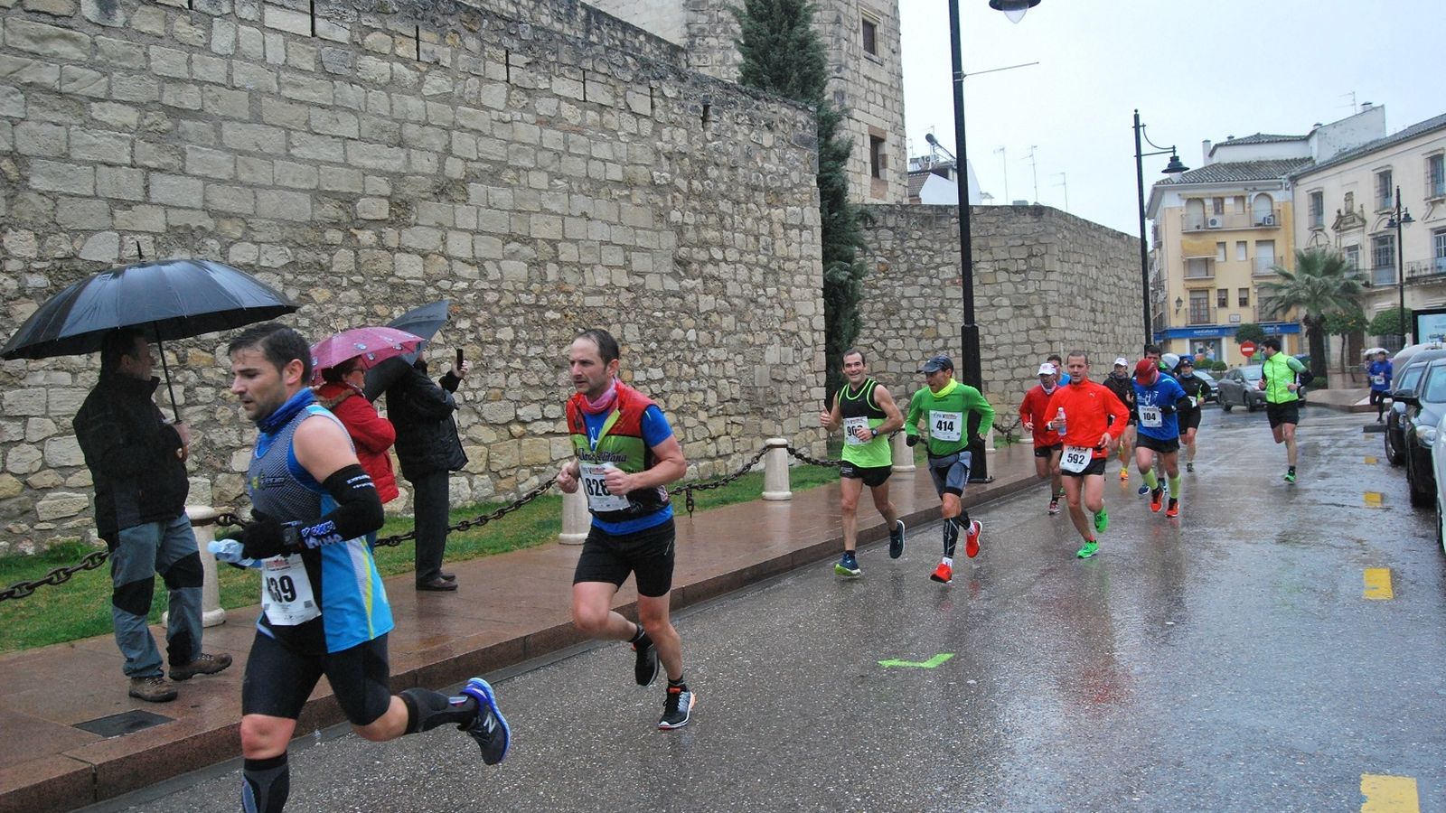 Un instante del paso de los corredores por la ciudad.