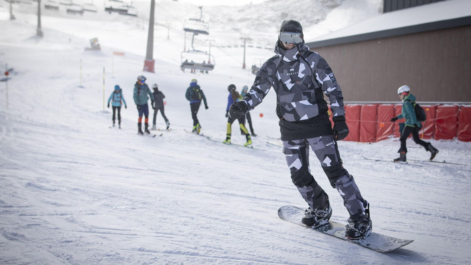 Un persona sobre su snowboard en Sierra Nevada. Un persona sobre su snowboard en Sierra Nevada.
