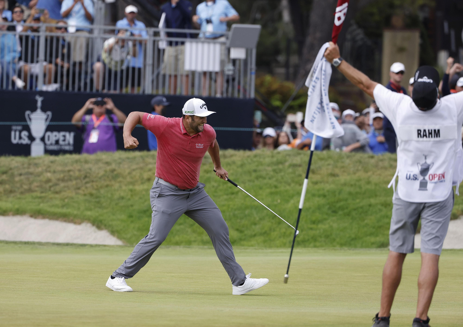Jon Rahm festeja con rabia su último golpe para el gran triunfo en el Open USA.