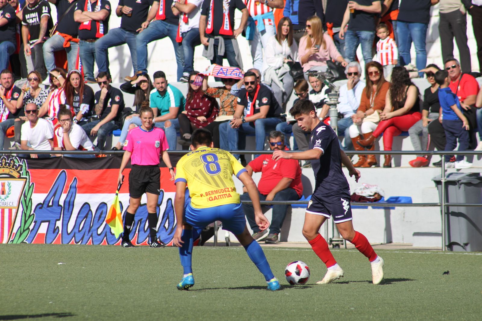 El algecireño Alberto encara a Mario García, con la grada llena de albirrojos al fondo.