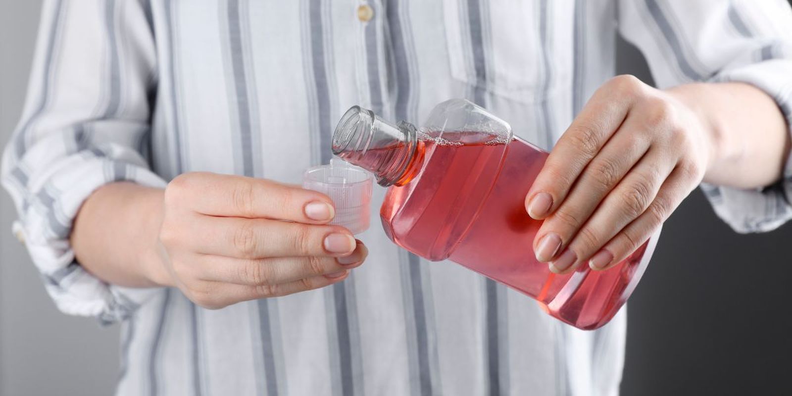 Cuidado con el uso frecuente de este enjuague bucal, puede manchar los dientes