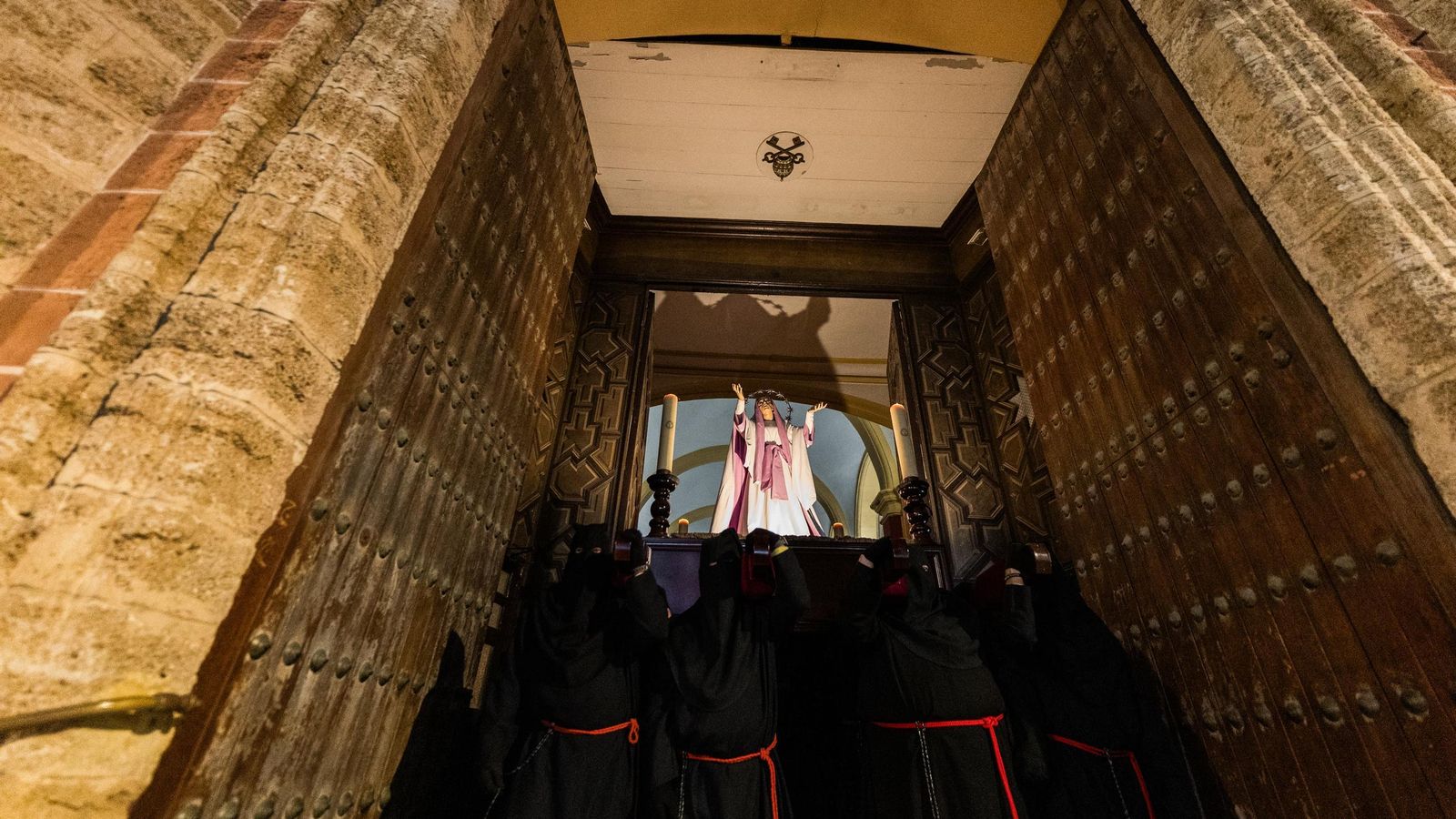 El Rosario, atravesando la puerta de la Iglesia Mayor.