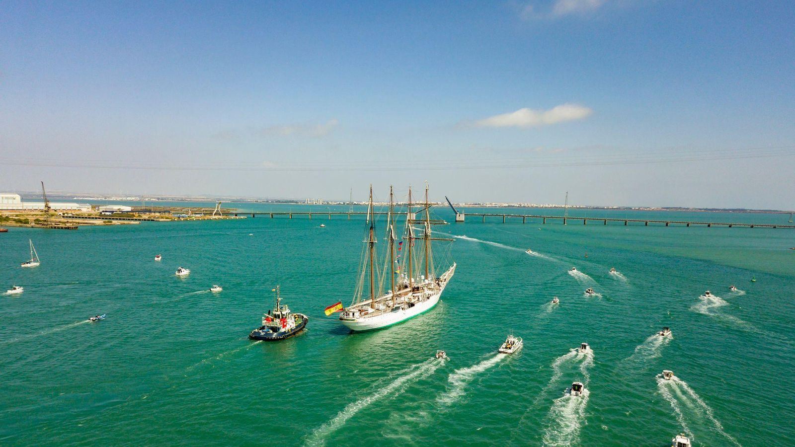 El 'Elcano' llegando al puente Carranza, que se abre para su paso.