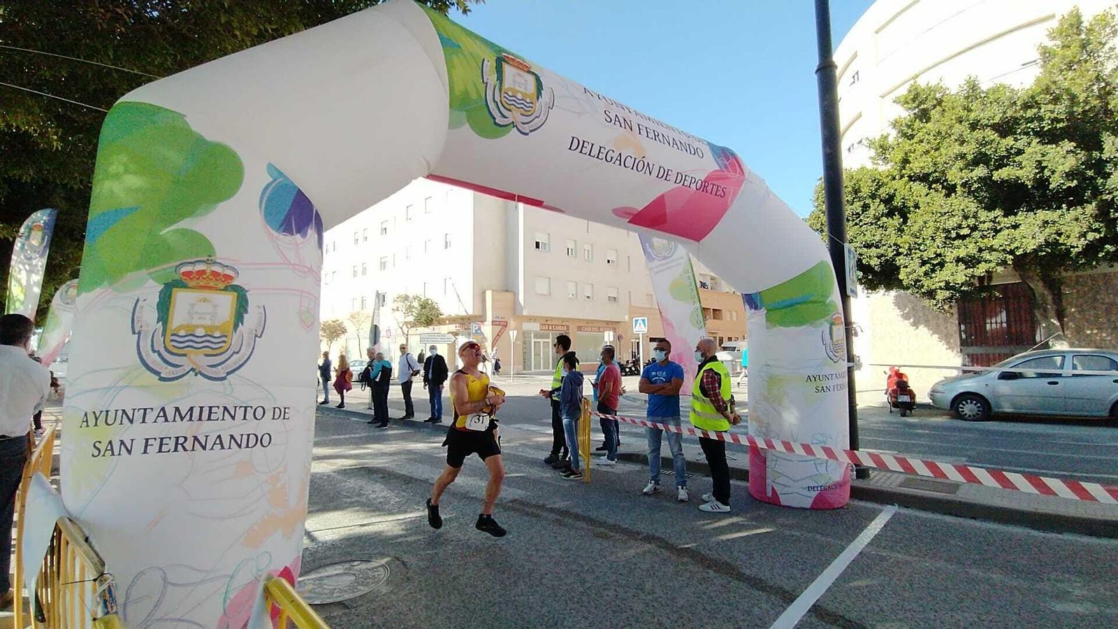 Participantes de la Carrera Solidaria de Cristo Rey, a su llegada a la meta.