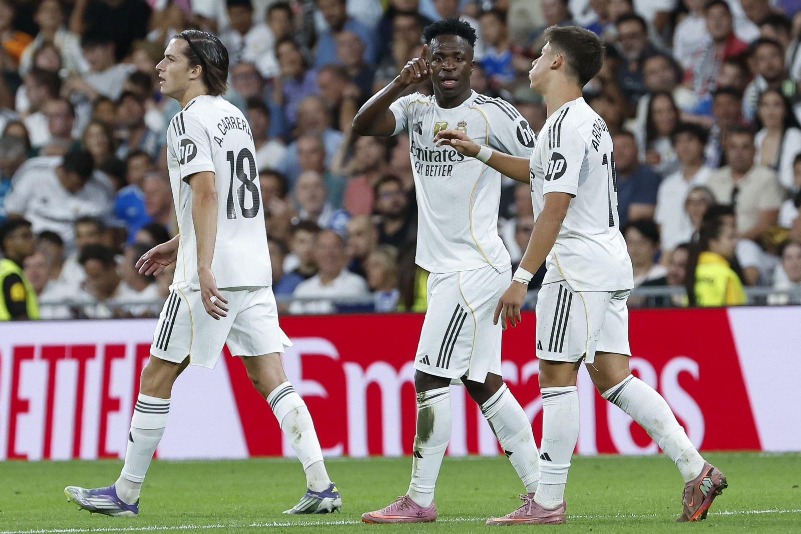 Vinicius y Guler celebran el gol del Real Madrid
