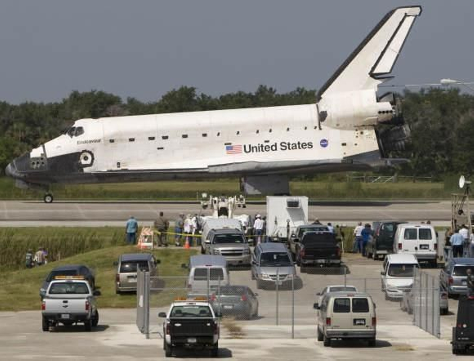 El 'Endeavour' aterriza en Cabo Cañaveral tras 16 días de misión