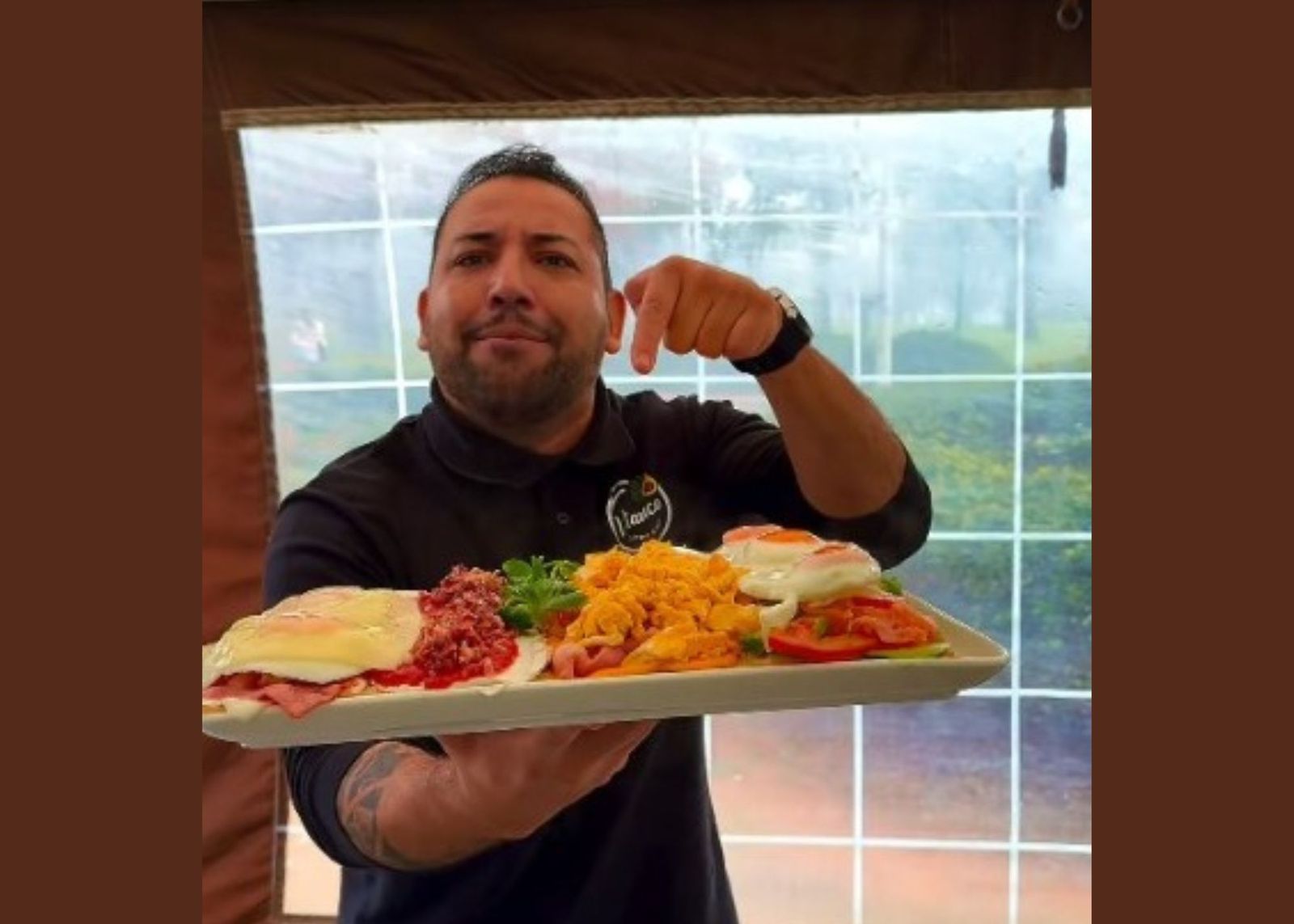 Gonzalo Terrazas, de Bar Vianco, posa con la tostada XXL