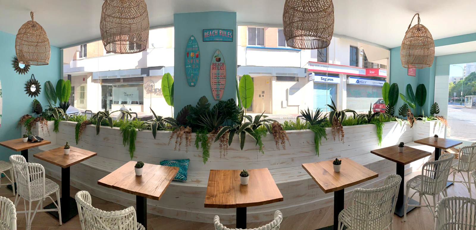 En la decoración predomina el turquesa y la madera natural.