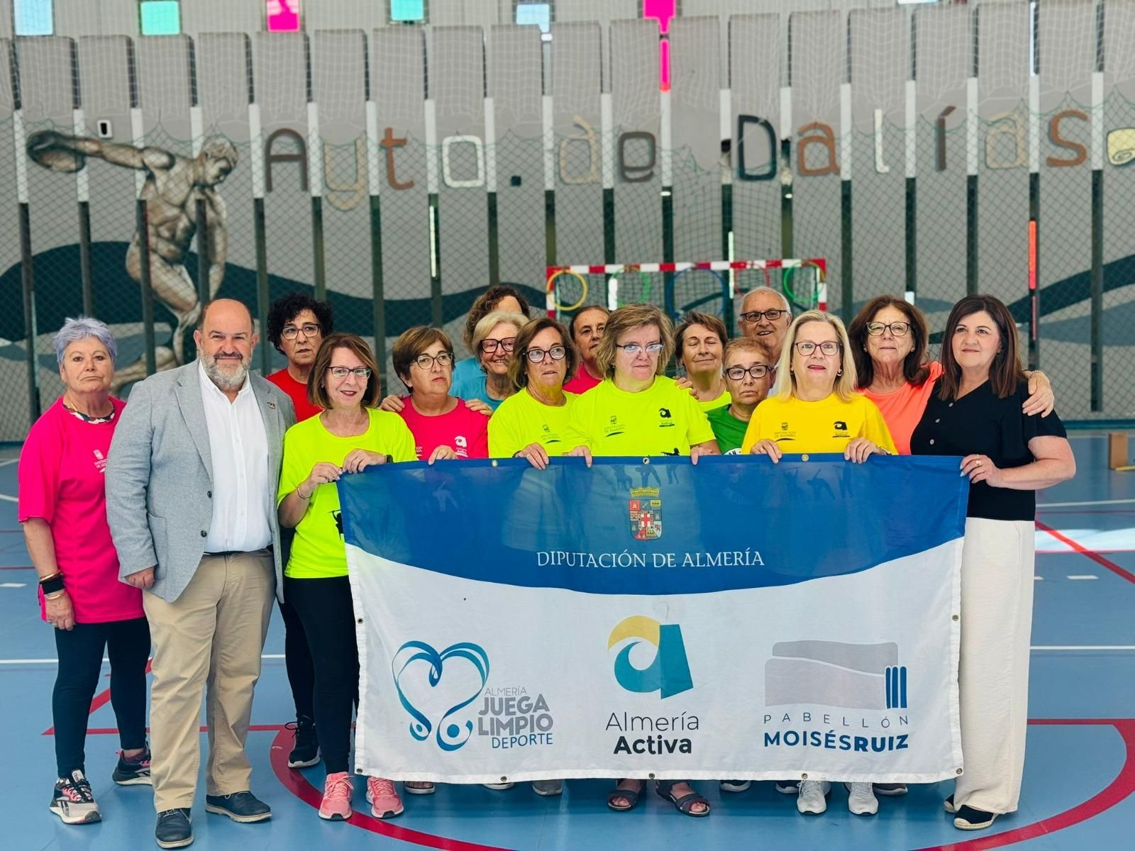 El alcalde con algunos de los participantes.