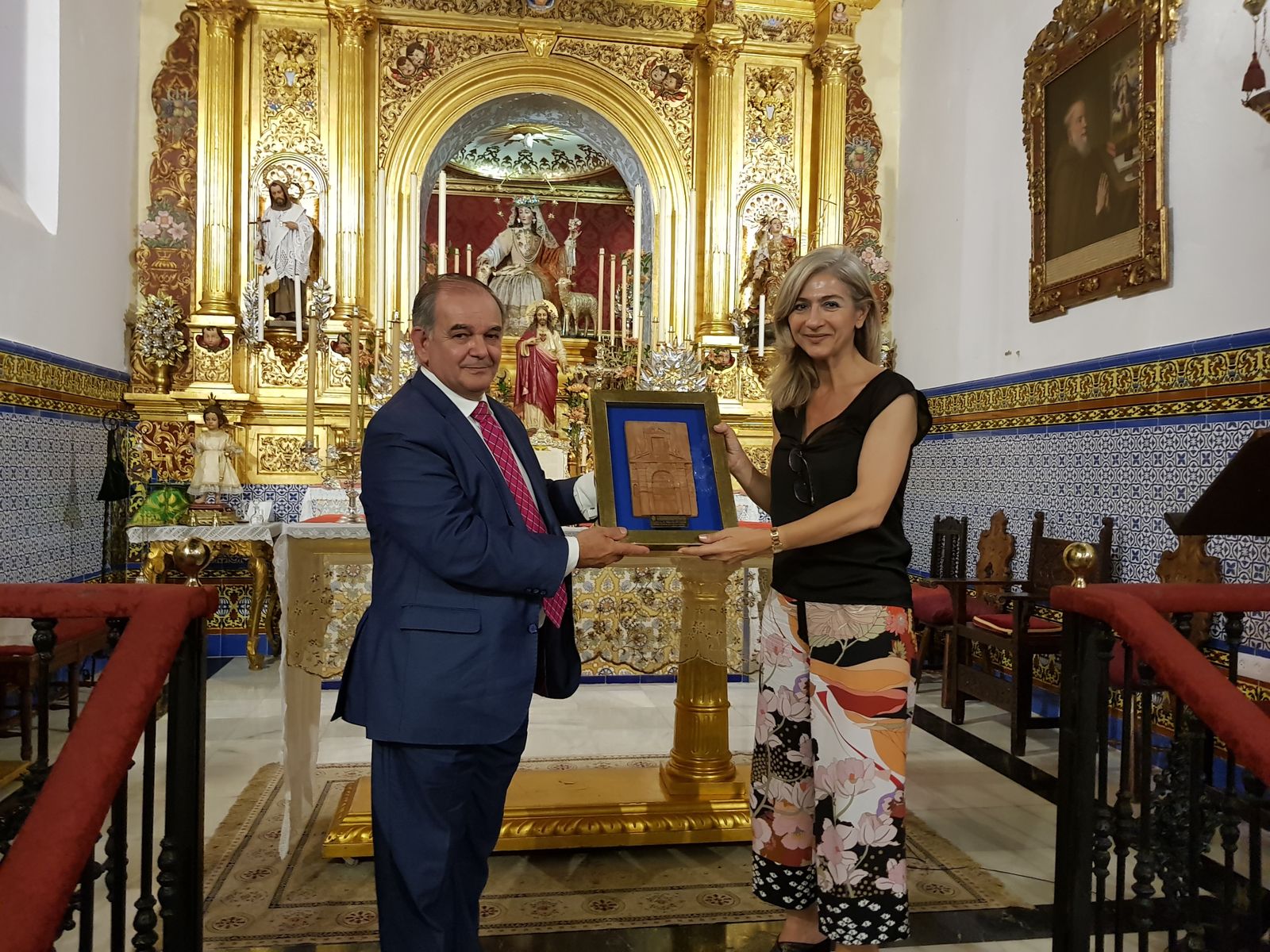 Patricia del Pozo recibe un obsequio de Andrés Martín