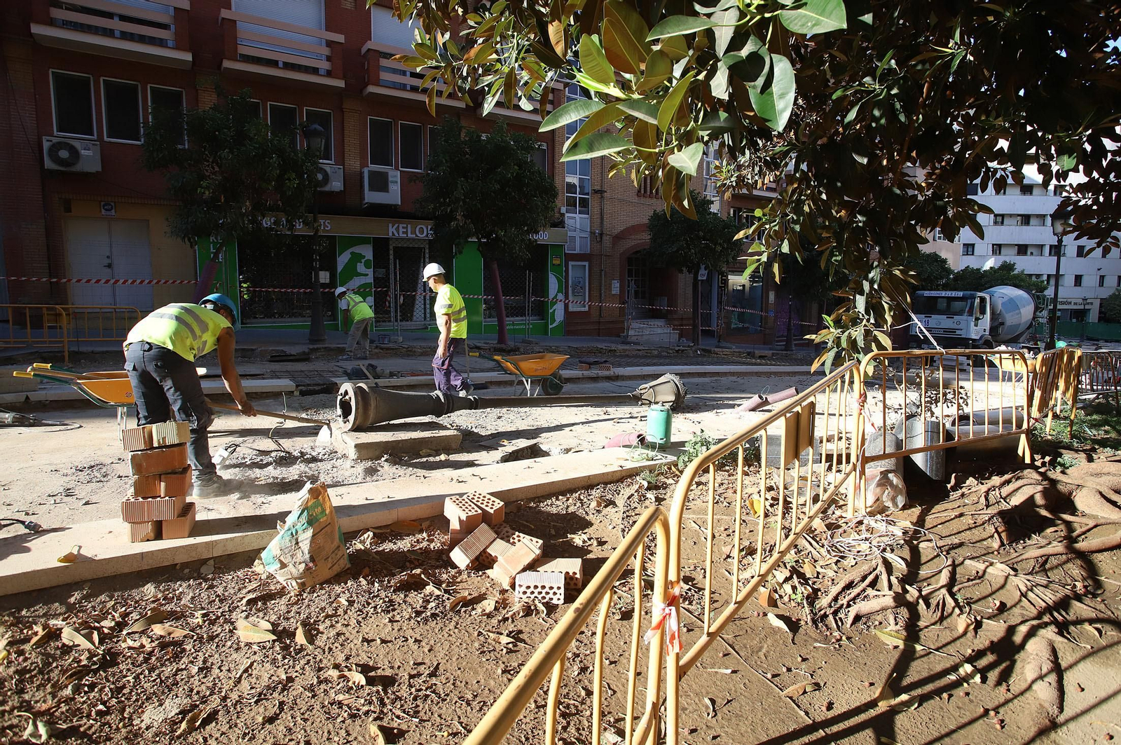 Imágenes de la visita de Pilar Miranda a las obras de peatonalización en la calle Méndez Núñez