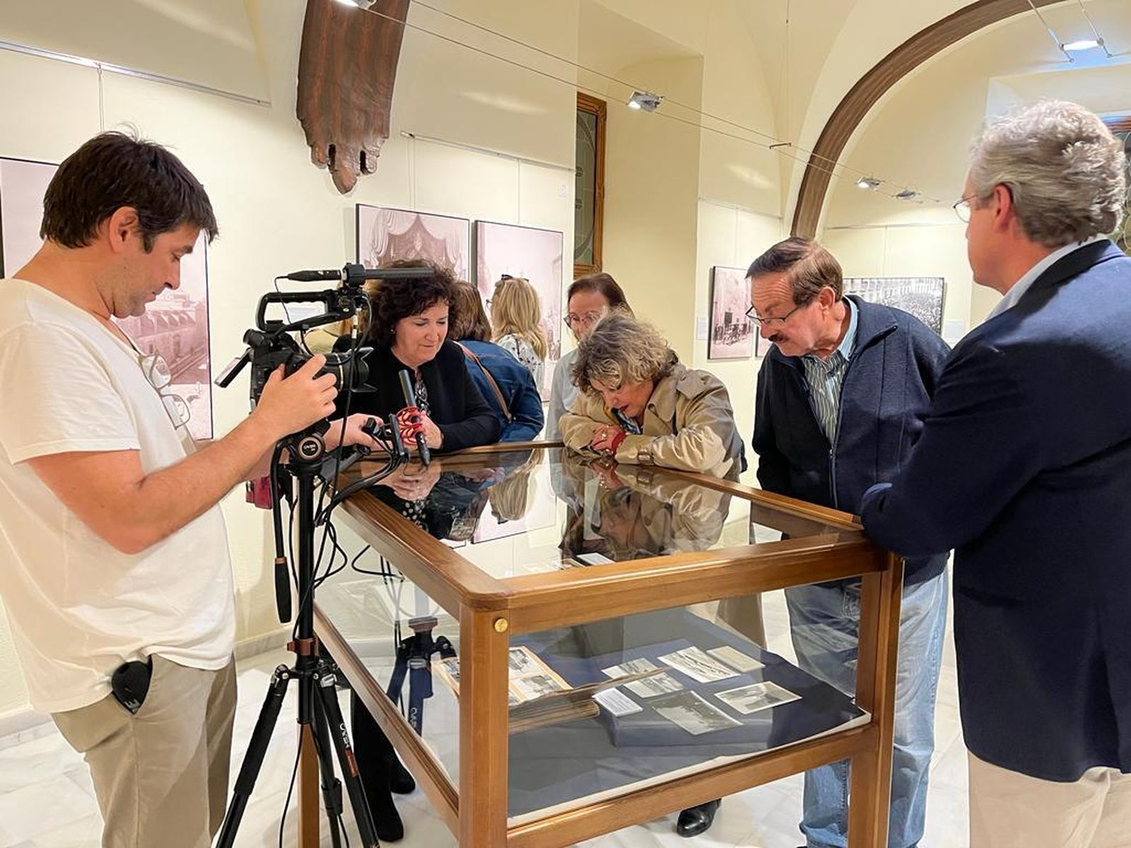 La exposición reúne 32 instantáneas de época y además otros objetos.