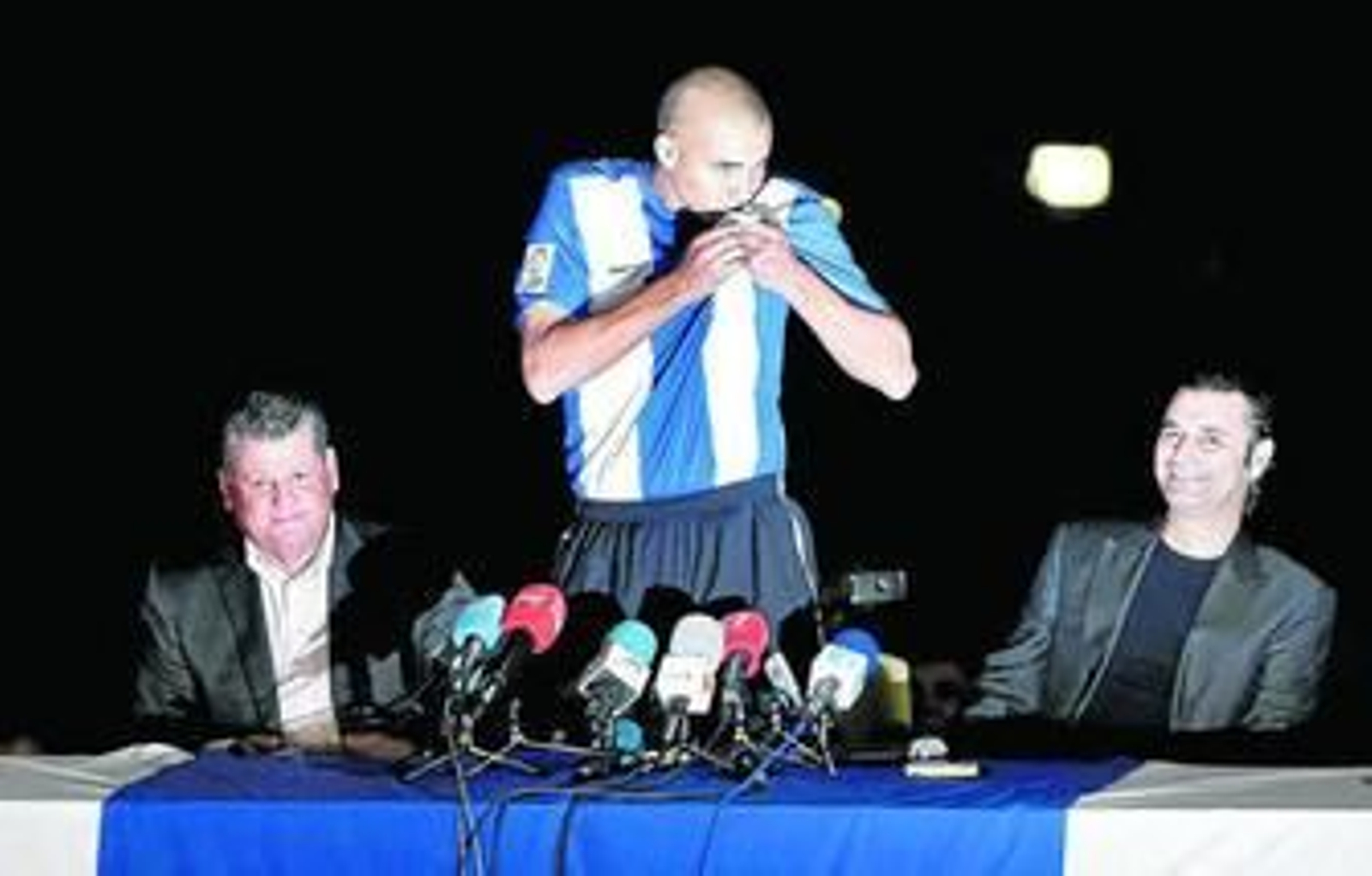 David Trezeguet besa el escudo del Hércules en su presentación, ayer por la noche.