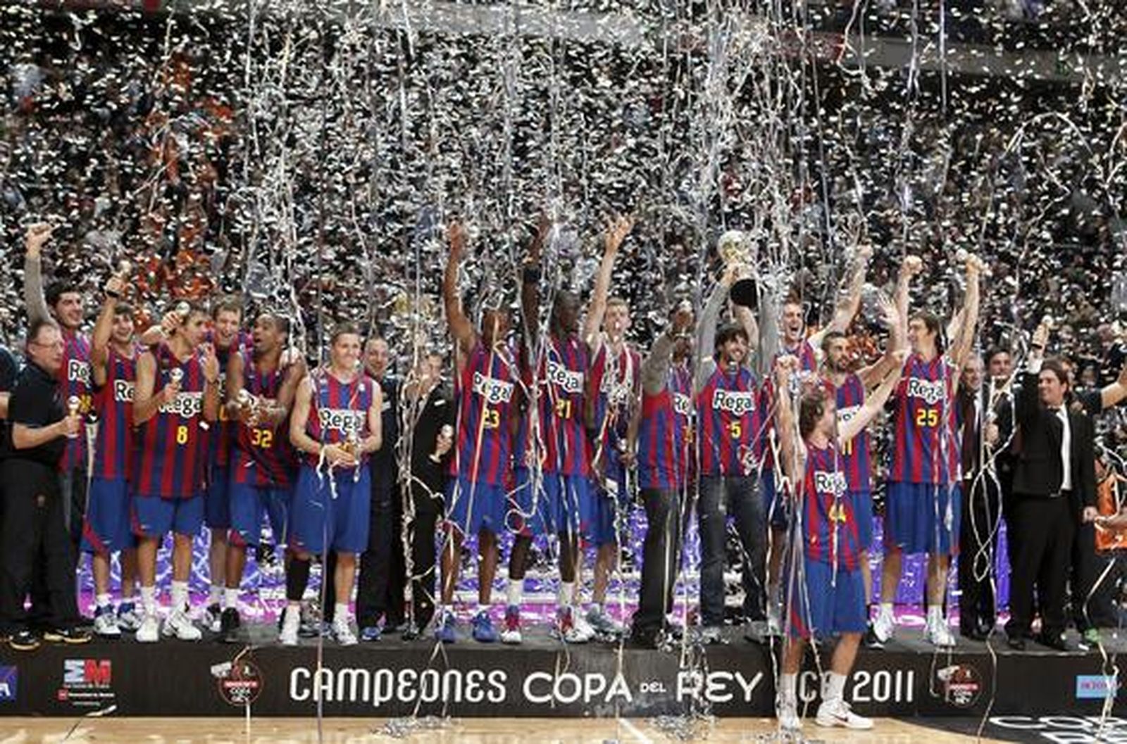 El Barcelona vence en la final de la Copa del Rey ante el Real Madrid por segundo año consecutivo  (68-60). / EFE