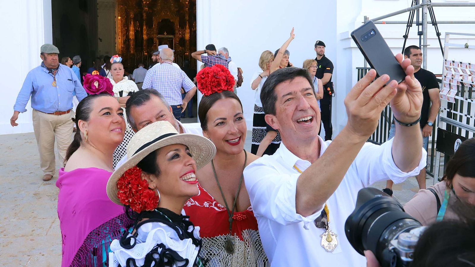 Juan Marín se hace un selfie en la puerta del Santuario.