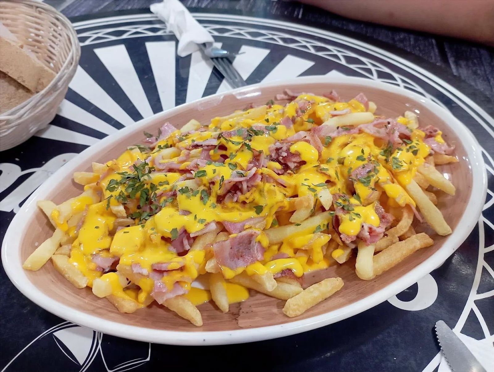 Las Bacon Cheddar Fries, de el Bodegón, en Jerez.
