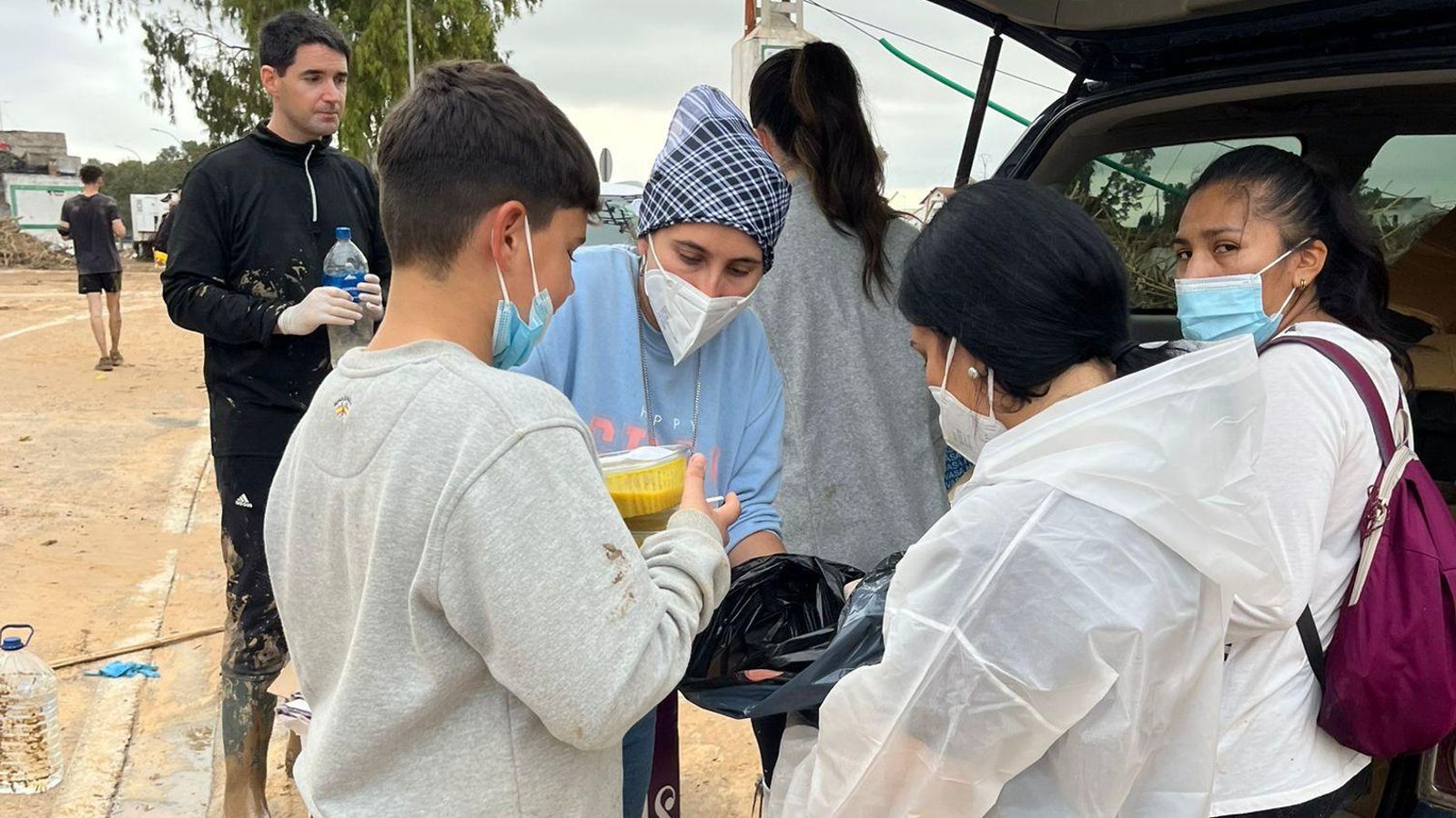 Voluntarios repartiendo comida en Algemesí